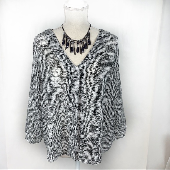 H&M Black and White 3/4 Sleeve V-Neck Blouse 10 - Picture 1 of 8